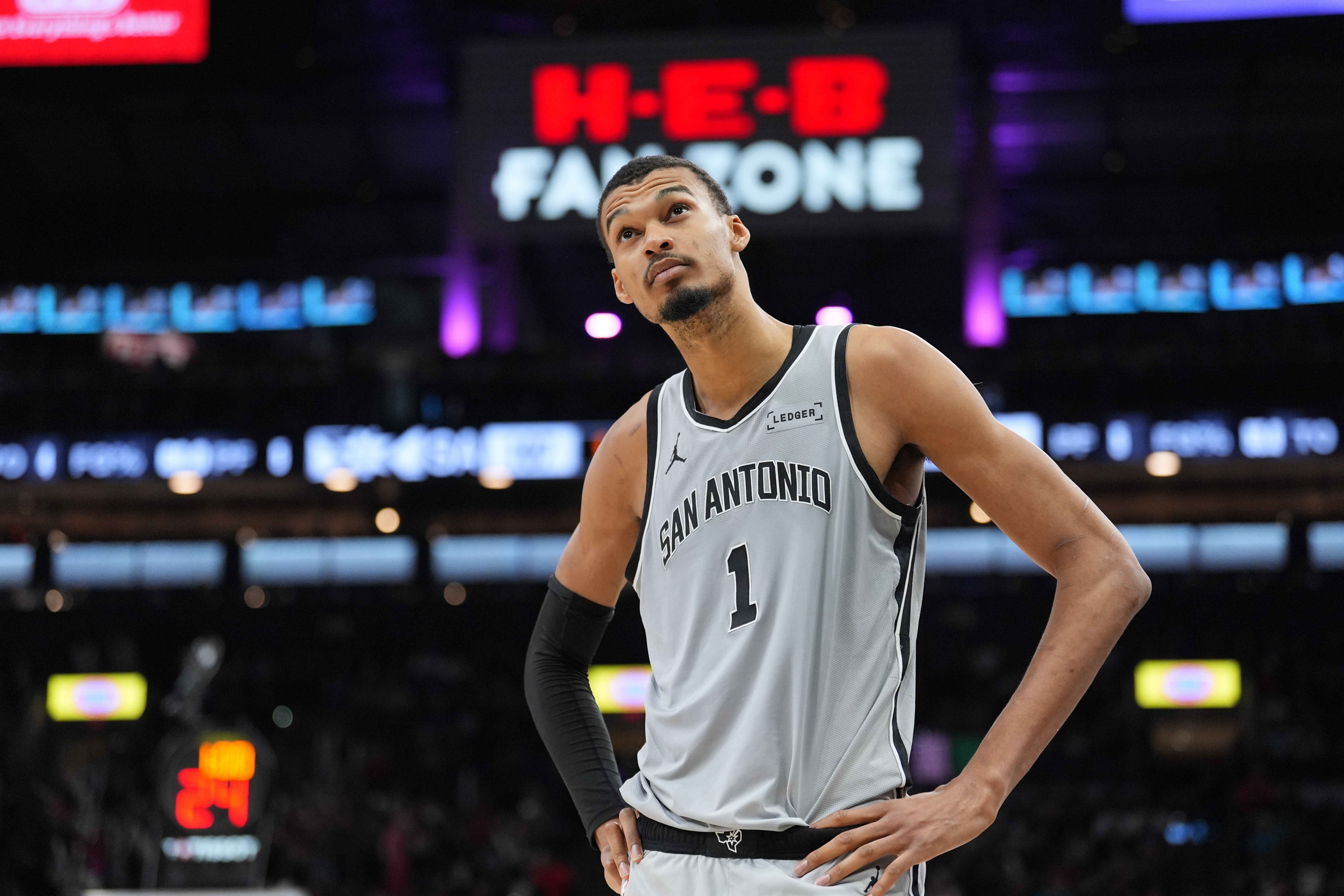 开云体育全站app下载优惠-赛后在技术台干嘛？文班：他们修正了我的数据 漏了我一次盖帽